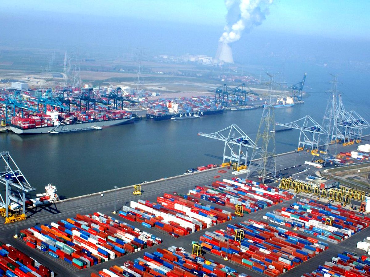 Министерство обороны США включило китайскую COSCO Shipping в список "военных компаний"